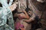 Rystet. »Da jeg så dette par, kunne jeg næsten ikke tro, hvad jeg så«, siger fotografen bag det meste delte billede fra tragedien i Bangladesh. 