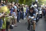 Fremad. Bradley Wiggins var et minut efter Nibali ved første mellemtid, men sluttede stærkt og kom i mål i næstbedste tid, mens den nye førende rytter blev nummer fire på dagens etape. 