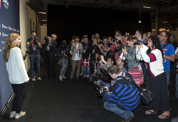 Spotlight. Den danske sangerinde Emmemie de Forest får stor opmærksomhed fra den internationale presse. Kun omkring 1.000 danskere tager turen til Malmø for at opleve hende live. 