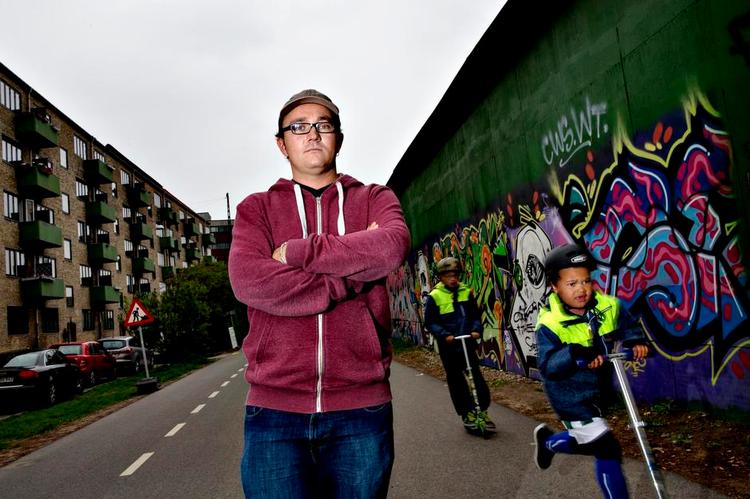 søvnløs. Tom Manzcak har i to måneder fået forstyrret sin nattesøvn og udviklet stresssymptomer på grund af døgnarbejdet på metrobyggepladsen. Det samme har mange af hans naboer. 