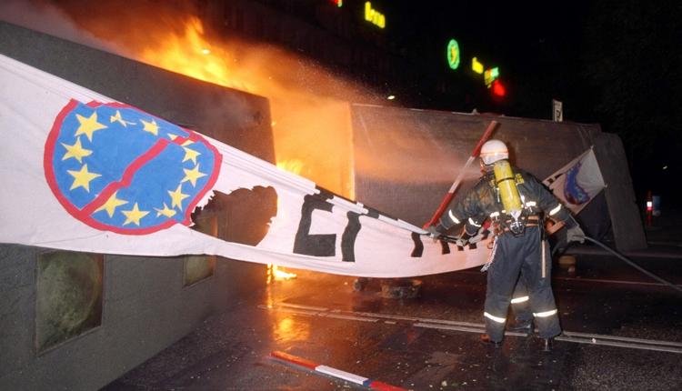 En demonstration på Blågårds Plads om aftenen 18. maj udviklede sig og demonstranter lavede barrikader på Dronning Louises Bro. Her er brandvæsenet ved at slukke en brand i barrikaden, efter politi har stormet den. 