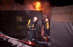Brandvæset arbejder med slukning af brand i barikaden. 