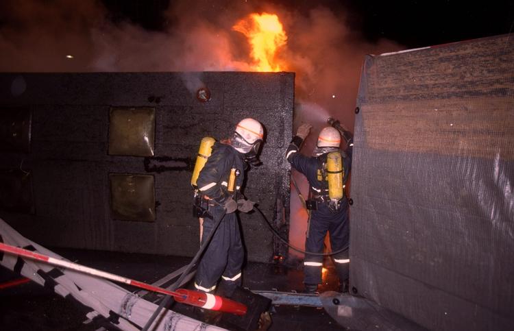 Brandvæset arbejder med slukning af brand i barikaden. 