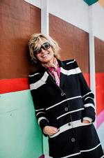 Facade. Bogen kommer ikke et skridt nærmere, end Charlotte Jorst tillader. Og det er ikke nok. 