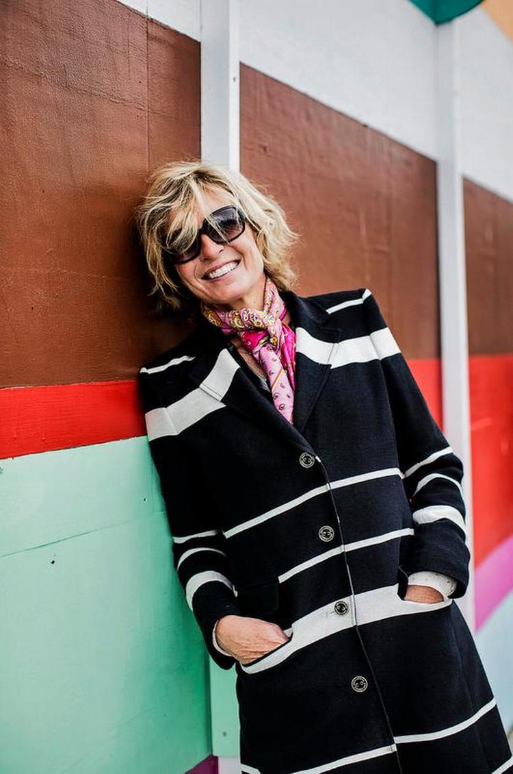 Facade. Bogen kommer ikke et skridt nærmere, end Charlotte Jorst tillader. Og det er ikke nok. 