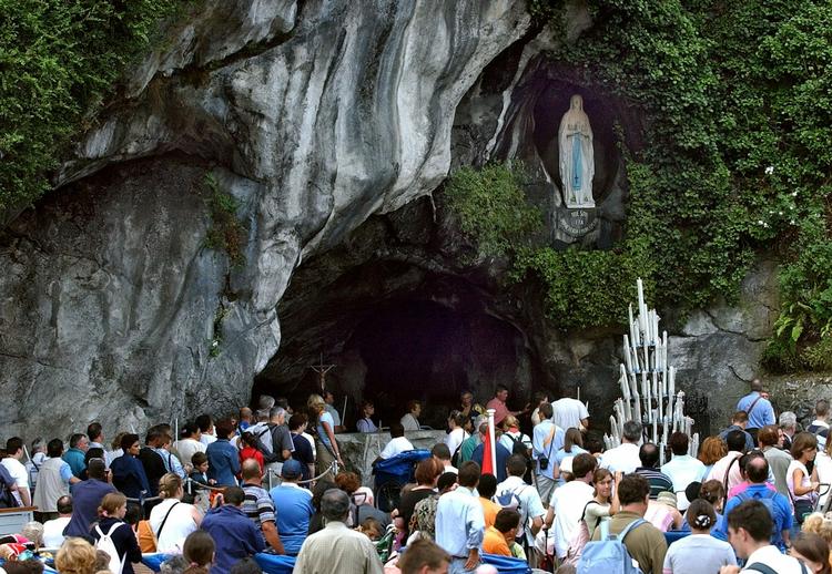 Helligt. Fem veninder forlader Köln og drager på pilgrimsvandring til Lourdes i 'Tirsdagsfruerne'. 