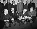 Intervention. I 1945 havde Storbritannien stækt brug for et lån, der kunne sætte i gang i økonomien. Rådgiver for den britiske regering var daengang Lord Keynes (tv.), der her ses til , mens USA's udenrigsminster, James F. Byrnes,  underskriver lånet. Foto: AP 