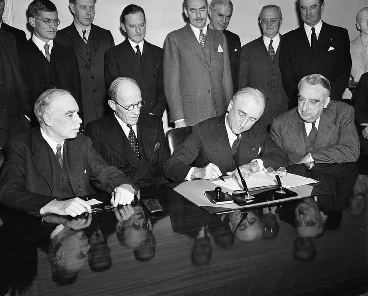 Intervention. I 1945 havde Storbritannien stækt brug for et lån, der kunne sætte i gang i økonomien. Rådgiver for den britiske regering var daengang Lord Keynes (tv.), der her ses til , mens USA's udenrigsminster, James F. Byrnes,  underskriver lånet. Foto: AP 