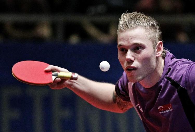 VIDERE. Med to 4-0-sejre over modstandere fra Pakistan og Tadtjikistan kom Kasper Sternberg videre fra VM's førstedag. 