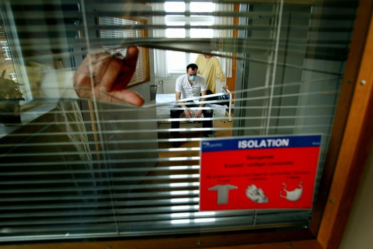 Virus. Den dødelige virus, som i løbet af de sidste år har slået adskillige mennesker ihjel, ser ikke til at have høj smittefare som frygtet. 