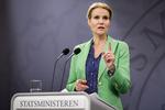 DAGPENGEUDSPIL. Regeringen vil finansiere en del af dagpengeudspillet med nedskæring i budgettet for danskuddannelse for voksen udlændinge. På billedet ses statsminister Helle Thorning-Schmidt (S) fremlægge det nye dagpengeudspil i dag. 