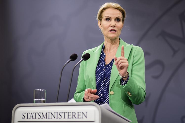 DAGPENGEUDSPIL. Regeringen vil finansiere en del af dagpengeudspillet med nedskæring i budgettet for danskuddannelse for voksen udlændinge. På billedet ses statsminister Helle Thorning-Schmidt (S) fremlægge det nye dagpengeudspil i dag. 