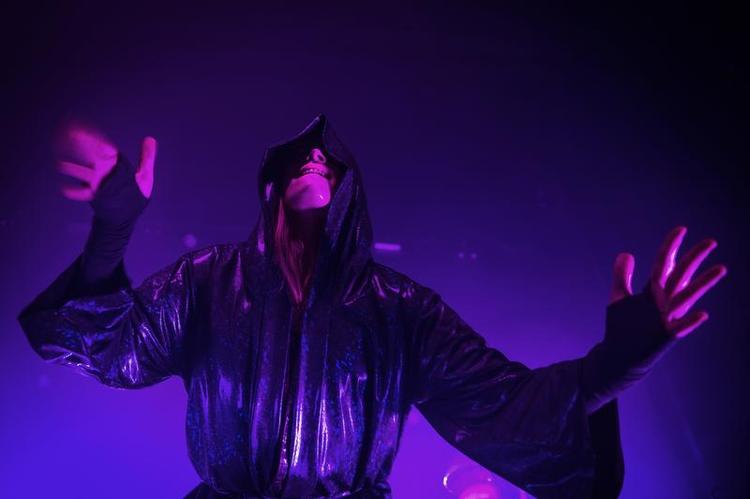 Djævledans. The Knifes danse-performance af en koncert var som et okult modeshow, der nedbrød ideen om, hvad en koncert kan være. 