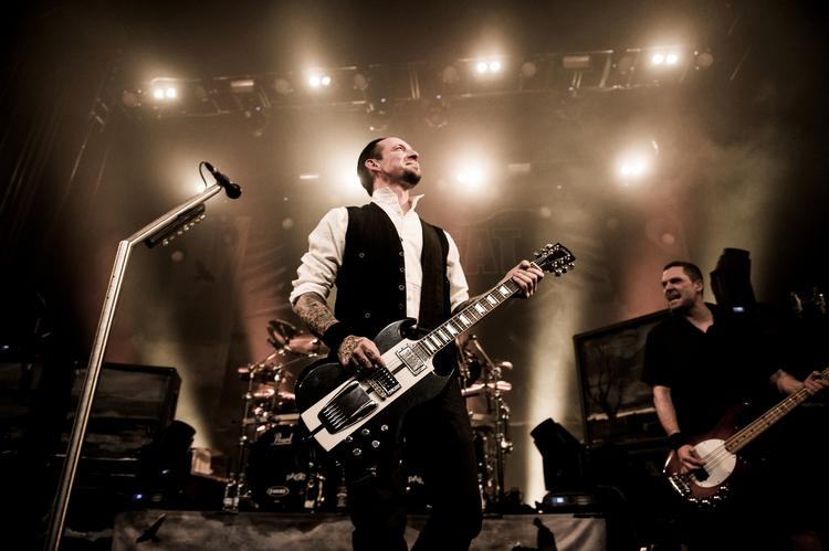 volbeat. Frontfigur Michael Poulsen ved en koncert i Store Vega i vinter. De øvrige faste medlemmer er Anders Kjølholm på bassen og Jon Larsen på trommer, ligesom bandet for nylig har oprustet med en ekstra guitarist, amerikaneren Rob Caggiano. 