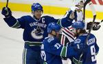 Ishockey. De svenske ishockey-tvillingerne Henrik og Daniel Sedin (i midten) har stor respekt for den danske landstræner. 