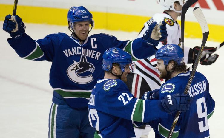 Ishockey. De svenske ishockey-tvillingerne Henrik og Daniel Sedin (i midten) har stor respekt for den danske landstræner. 