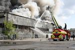 Brand. Politiet i Arhus råder stadig folk i området omkring en industribrand til at holde sig indendøre og holde døre og vinduer lukket. 