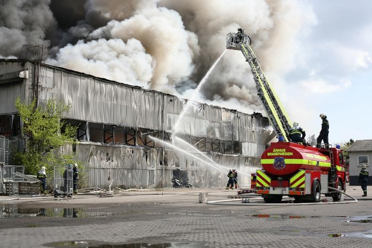 Brand. Politiet i Arhus råder stadig folk i området omkring en industribrand til at holde sig indendøre og holde døre og vinduer lukket. 
