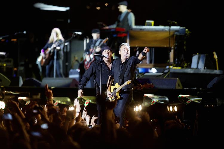 Rock. Bruce Springsteen og hans E Street Band på scenen under Roskilde Festival 2012. 