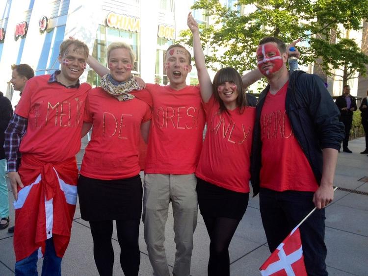Melodifest. De danske fans gør klar til aftenens semifinale i Det Europæiske Melodi Grand Prix. På trøjerne står: Emmelie de Forest. 'Only Teardrops'. 