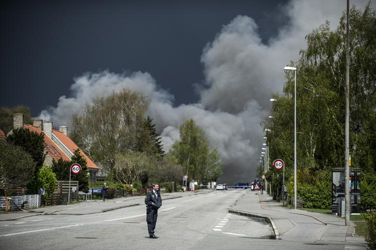 Giftigt. Man skal ikke gå på arbejde, hvis luften udenfor føles forkert i det område, der er berørt efter storbrand, lyder det fra politiet i Aarhus. 