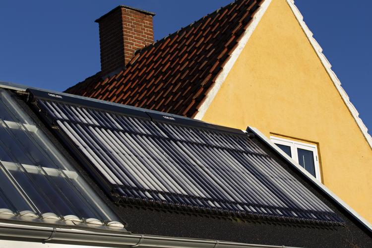 Handelskrig. Det vil fordyre et solcelleanlæg til en villa med omkring 10.000-15.000 kroner, hvis EU-kommissionen i dag får opbakning til at indføre en straftold på billige anlæg fra Kina. 