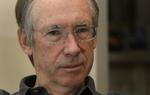 Hedt. Ian McEwan, der her er fotograferet i 2010, skriver om en læser, der er vild med litteratur. Og med forfattere. 
