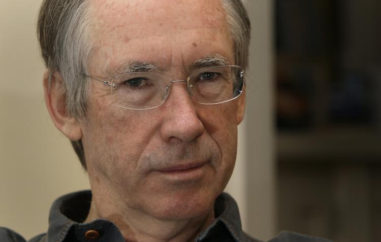 Hedt. Ian McEwan, der her er fotograferet i 2010, skriver om en læser, der er vild med litteratur. Og med forfattere. 