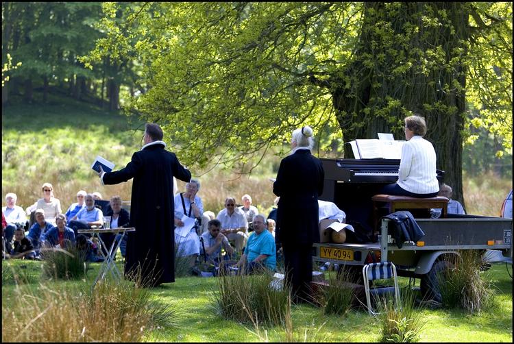 Udendørsreligion. »Op al den ting, som Gud har gjort, hans herlighed at prise! Det mindste, han har skabt, er stort og kan hans magt bevise«, påstår salmen. Men Guds skaberværk er under pres - blandt andet fra verdens religioner, skriver Jens-André Herbener. 