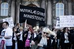Offentlighedslov. Nogle af demonstranterne mod den nye offentlighedlov var klædt ud som 'hemmelige' mørklægningsagenter. 