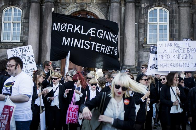 Offentlighedslov. Nogle af demonstranterne mod den nye offentlighedlov var klædt ud som 'hemmelige' mørklægningsagenter. 