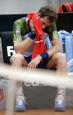 hofteskade. Skotske Andy Murray ærgrer sig over skaden i kampen mod Marcel Granollers. Nu er verdens nummer to tvivlsom til French Open. 