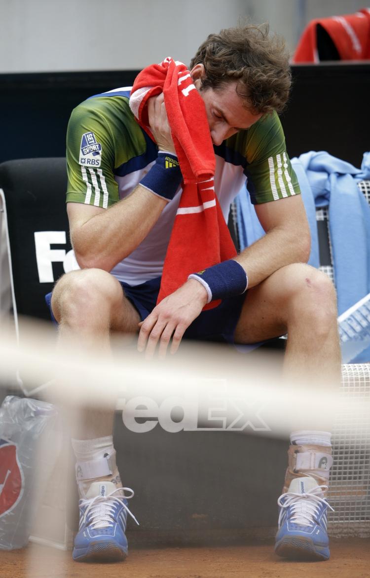 hofteskade. Skotske Andy Murray ærgrer sig over skaden i kampen mod Marcel Granollers. Nu er verdens nummer to tvivlsom til French Open. 