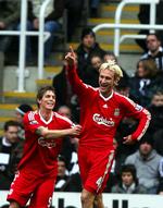centerhalf. Sami Hyypiä (th) jubler over en scoring for Liverpool sammen med Daniel Agger. Finnen har nu succwes som træner i tysk fodbold. 