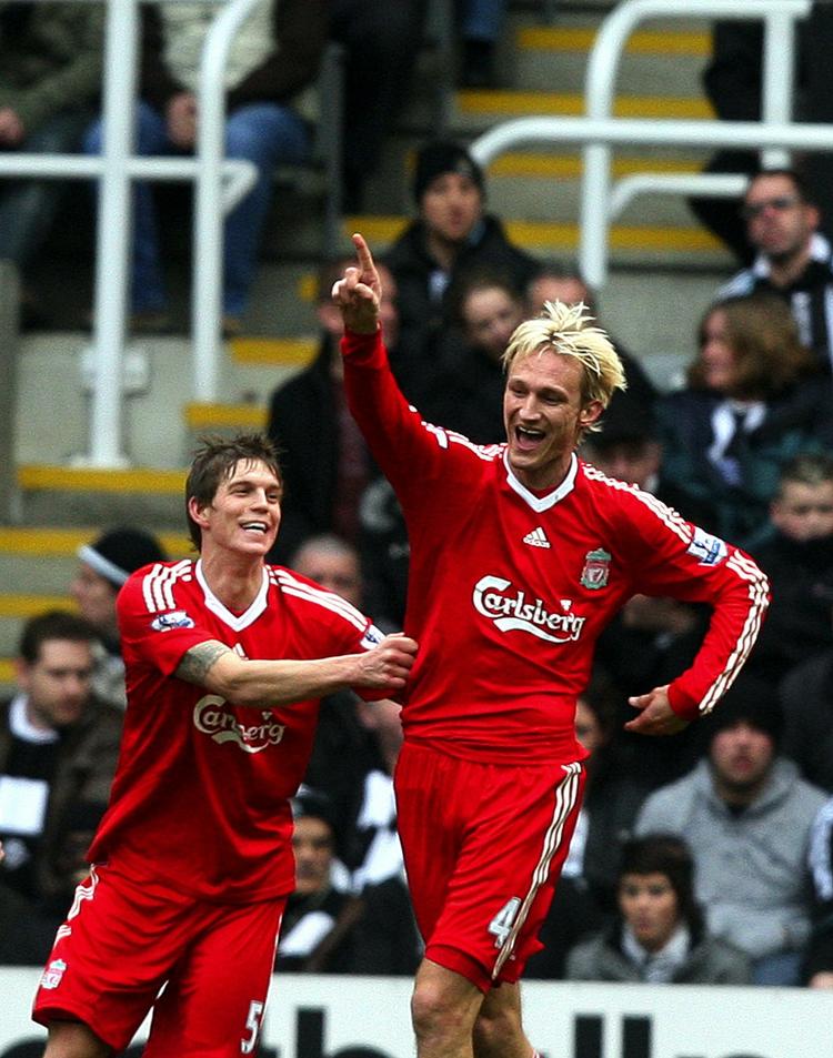 centerhalf. Sami Hyypiä (th) jubler over en scoring for Liverpool sammen med Daniel Agger. Finnen har nu succwes som træner i tysk fodbold. 