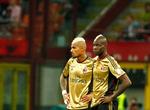 racisme. AC Milan-spillerne stoppede kampen mod Roma på grund af racistiske tilråb mod Kevin Prince Boateng (tv) og især Mario Balotelli (th). 