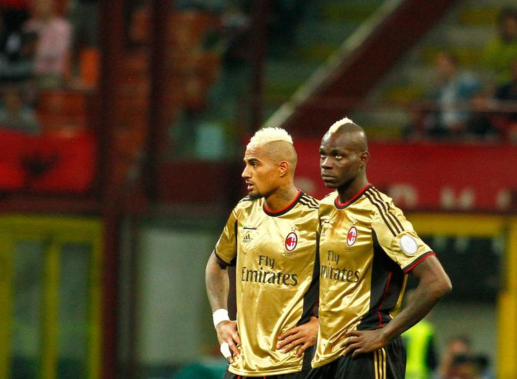 racisme. AC Milan-spillerne stoppede kampen mod Roma på grund af racistiske tilråb mod Kevin Prince Boateng (tv) og især Mario Balotelli (th). 