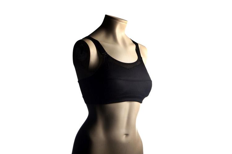 Mere mikroplast. Syntetisk tøj som polyester, polyamid (nylon), elastan og akryl, der blandt andet bruges til sportstøj, kan ved vask også afgive det miljøskadelige mikroplast til havmiljøet. 