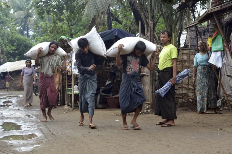 Cyklonfrygt. Indbyggere i Bangladesh i færd med at blive masseevakueret. 