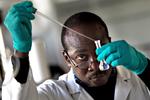 Sygdom. Hvis vi godtager argumentet, om at fremtidige menneskeliv og velfærd er lige så værdifulde, så har vi god grund til at begrænse brugen af antibiotika i dag, skriver filosof. 