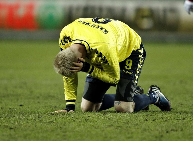 øretæve. Hvis Brøndby rykker ned, får Simon Makienok og Brøndby nok en sportslig øretæve, men økonomien skal nok klare skærene, mener en af de nye investorer. 