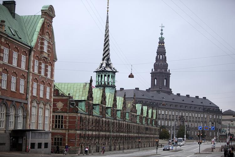 Kig op. Ikke bare fra din telefon. Helt op. København er nemlig fyldt med flotte spir og facader, der giver mindelser om en svunden tid.  