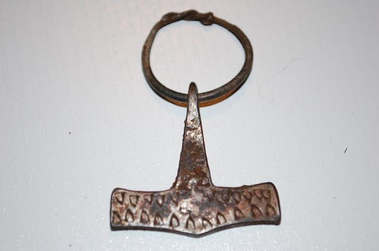Hammer. Thorshammeren er et af hovedfundene fra Strandbyskatten. 