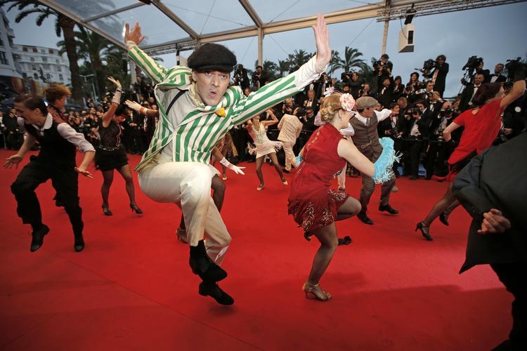 Galla. Filmfestivalen i Cannes har i år gjort lidt ekstra ud af at tage sig af de lokale og inviterede i aftes 800 til gallafest. Også på den røde løber var det gjort ekstra ud af det - her optræder en flok dansere forud for verdenspremieren på 'Den Store Gatsby'. 