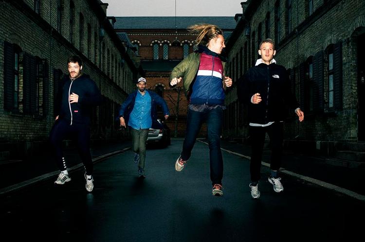 Firspring. When Saints Machine består fra venstre mod højre af Jonas Kenton, Simon Muschinsky, Nikolaj Vonsild og Silas Moldenhawer. 