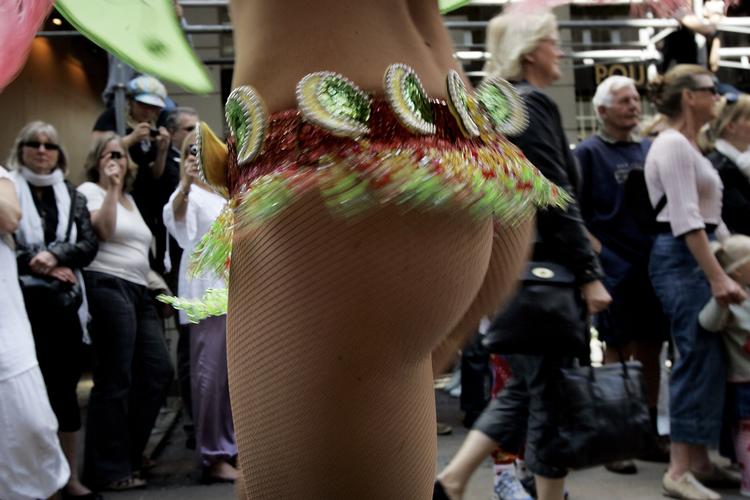Pinseparade. Igen i år er der lagt op farver, form og fest, når lyserøde fjerboer, sambarytmer og pailleter indtager Strøget i København. 