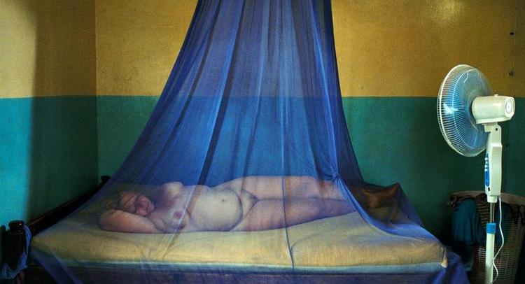 Tæppefald. Fra forsømt velfærdsmor i Østrig til kærlighedsmuse for fattige sorte i bountyland. Sådan synes paradiset, hvis man lader sig trøste af en drøm. Men Ulrich Seidl river sløret væk. 