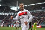 indkomst. David Beckham topper indkomstlisten for 'resten af verden', mens amerikanerne har deres helt egen liste. 
