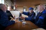 Hygge. I 'Kaffestuen' på Asaa havn mødes en håndfuld herrer af ældre dato hver morgen til franskbrød og sort kaffe. Undtagen om fredagen - der får de rundstykker. 
