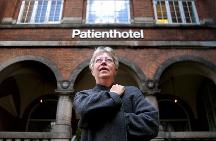 Forurening. Rigshospitalets patienthotel er blandt de bygninger, hvor vægge, lofte og gulve er forurenet med bly og pcb. Forureningen har ifølge Rigshospitalet ikke påvirket patienternes helbred. Her er det tidligere patient Else Rasmussen. 